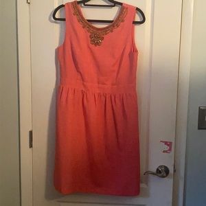 Sleeveless dress with neckline detailing